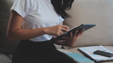 iş kadını ofiste dijital tablet holding