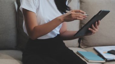 bir tablet kullanan kadın