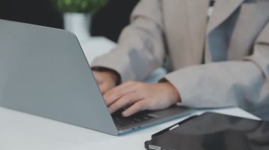 Dizüstü bilgisayarda yazan kadını kapat