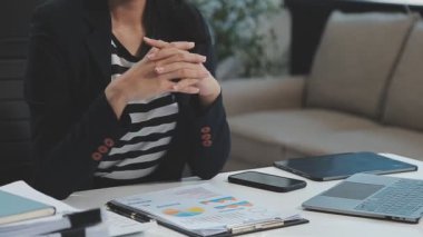 Genç işkadını dijital tablet ile çalışma