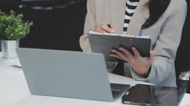 Modern ofiste tablet bilgisayar kullanan genç iş kadını