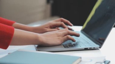 Kadın ev bilgisayarında çalışıyor, tablet bilgisayar kullanıyor.