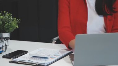 Ofisteki bilgisayarında çalışan iş kadını.