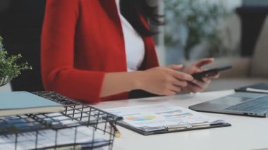 Ofiste dizüstü bilgisayar kullanan iş kadını