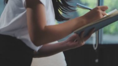 İş kadınları not defterine notlar yazıyorlar, iş kavramı