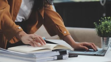 Ofiste dizüstü bilgisayar kullanan bir iş kadını