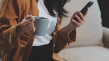 Kafede cep telefonu kullanan kadın