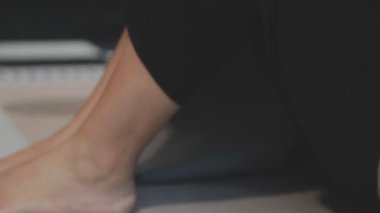 Beyaz gömlekli bir kadının elini kapat.