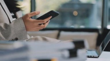 Cep telefonu kullanan kadın