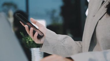 cep telefonuyla ofiste iş kadını