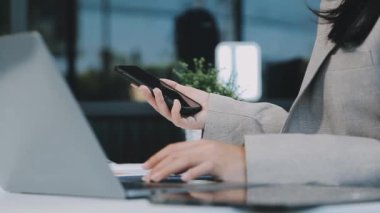 Modern kafede çalışan genç bir kadın.