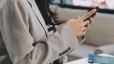 Akıllı telefon kullanma office genç iş kadını