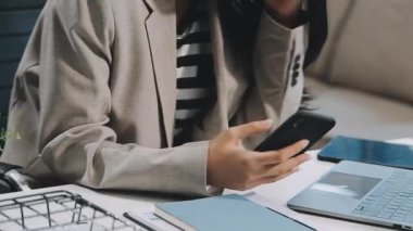 Genç Asyalı kadın geceleri kafede tablet bilgisayar kullanıyor..