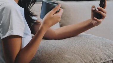 Akıllı telefon kullanan genç bir kadın.