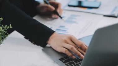 Laptop bilgisayarıyla modern ofiste çalışan genç bir kadın. Yakın plan.