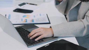 Ofiste çalışan genç iş kadınlarına yakından bakın.