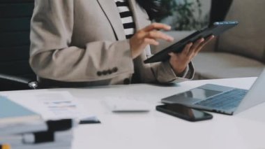 Akıllı telefon ve tablet kullanarak kadın yöneticiyi kapat