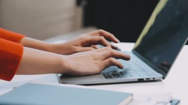 dizüstü bilgisayarda çalışan eller