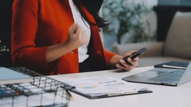 iş kadını ile smartphone ve ofis dizüstü