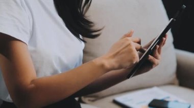 Gece kafede cep telefonu kullanan bir kadın.