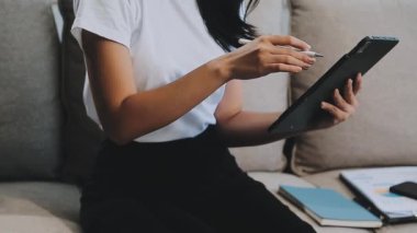 genç kadın dijital tablet kullanma