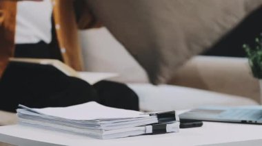 Kanepede kitap okuyan kadın.