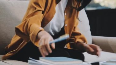 İş kadını ofiste dizüstü bilgisayarla çalışıyor.