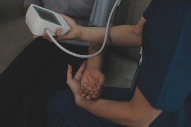 profesyonel baskı yapıyor doktor genç hastasını muayene