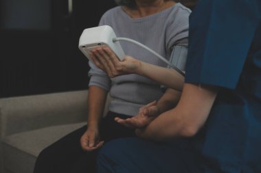 profesyonel baskı yapıyor doktor genç hastasını muayene