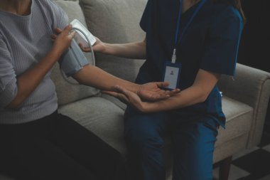 profesyonel baskı yapıyor doktor genç hastasını muayene