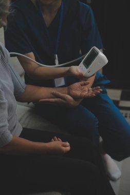 profesyonel baskı yapıyor doktor genç hastasını muayene