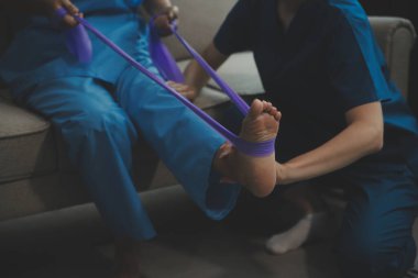 Tanınmayan üst düzey fizyoterapist Bayan hasta ile çalışma.