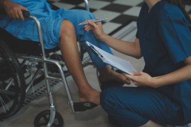 yaşlı özürlü ile egzersiz genç fizyoterapist