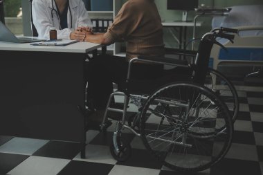 Doktor hastanın elini tutuyor ve sağlığınızı kontrol ederken cesaretlendiriyor. Sağlığına ve zihnine güven..