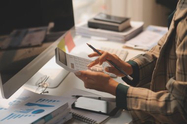 Toplantı odasında birlikte çalışan iş adamları, takım çalışması arka plan çizelgeleri ve grafikler, çift pozlama başarılı takım çalışması, iş planlama konsepti.