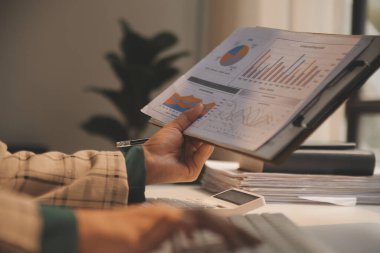 Toplantı odasında birlikte çalışan iş adamları, takım çalışması arka plan çizelgeleri ve grafikler, çift pozlama başarılı takım çalışması, iş planlama konsepti.