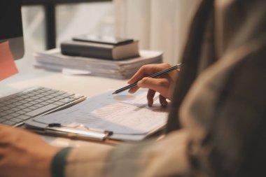 Toplantı odasında birlikte çalışan iş adamları, takım çalışması arka plan çizelgeleri ve grafikler, çift pozlama başarılı takım çalışması, iş planlama konsepti.