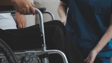 Tekerlekli sandalyeli doktor
