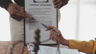 adam ve sözleşme imzalama.