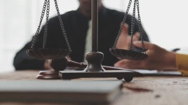 Ofiste teraziyle çalışan avukat, hukuk konsepti.