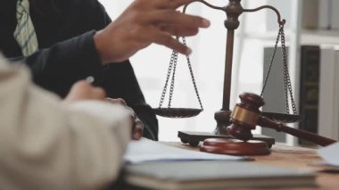 Ofiste kitabı olan erkek avukat, yakın plan. Avukat kavramı