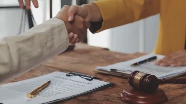 İş adamları sözleşme imzaladıktan sonra el sıkışıyor