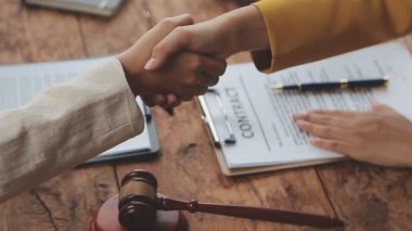 Kapat. İş ekibi ofiste bir ortağın elini sıkıyor..