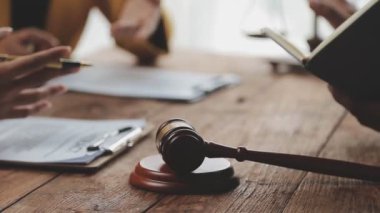 Avukat, tokmak ve yargıcın ofiste çalışmasıyla ilgili hukuk kavramı. Hukuk ve adalet teması.