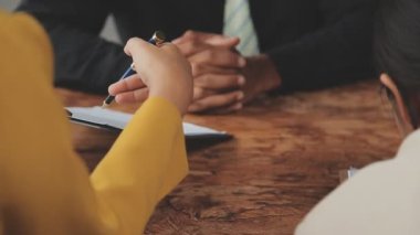 İş adamları yeni bir projeyi tartışıyor ve tartışıyorlar