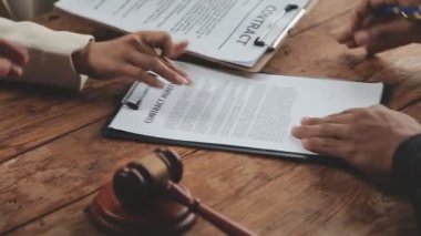 Masada çalışan erkek avukata yakın durun.