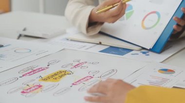 Finansal grafik ve grafikleri analiz eden iş adamı