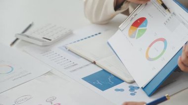 İş kadını resepsiyonda çalışıyor ve rapor yazıyor..