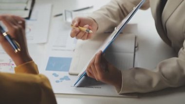 Kapat. İş ekibi mali verileri tartışıyor