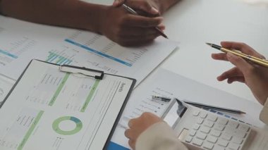 Ekonomik rapor ve dizüstü bilgisayarla çalışan iş kadını.